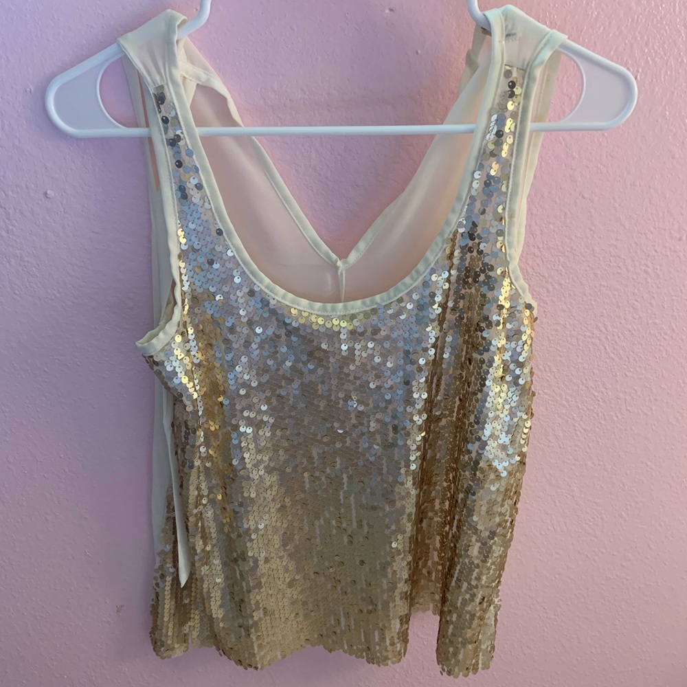 Lightweight gold sequins top. Only worn 1 time.